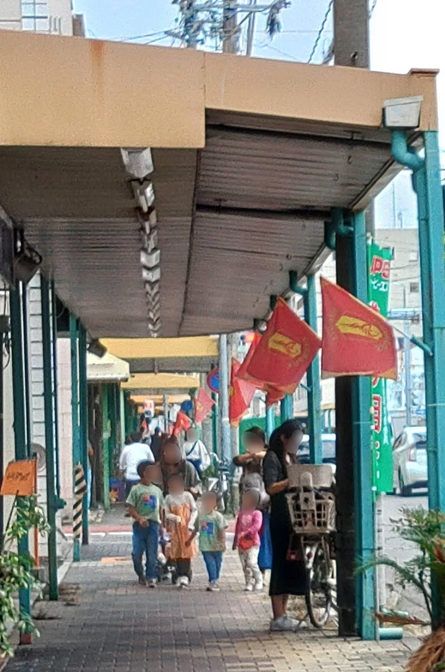 商店街を歩く人々