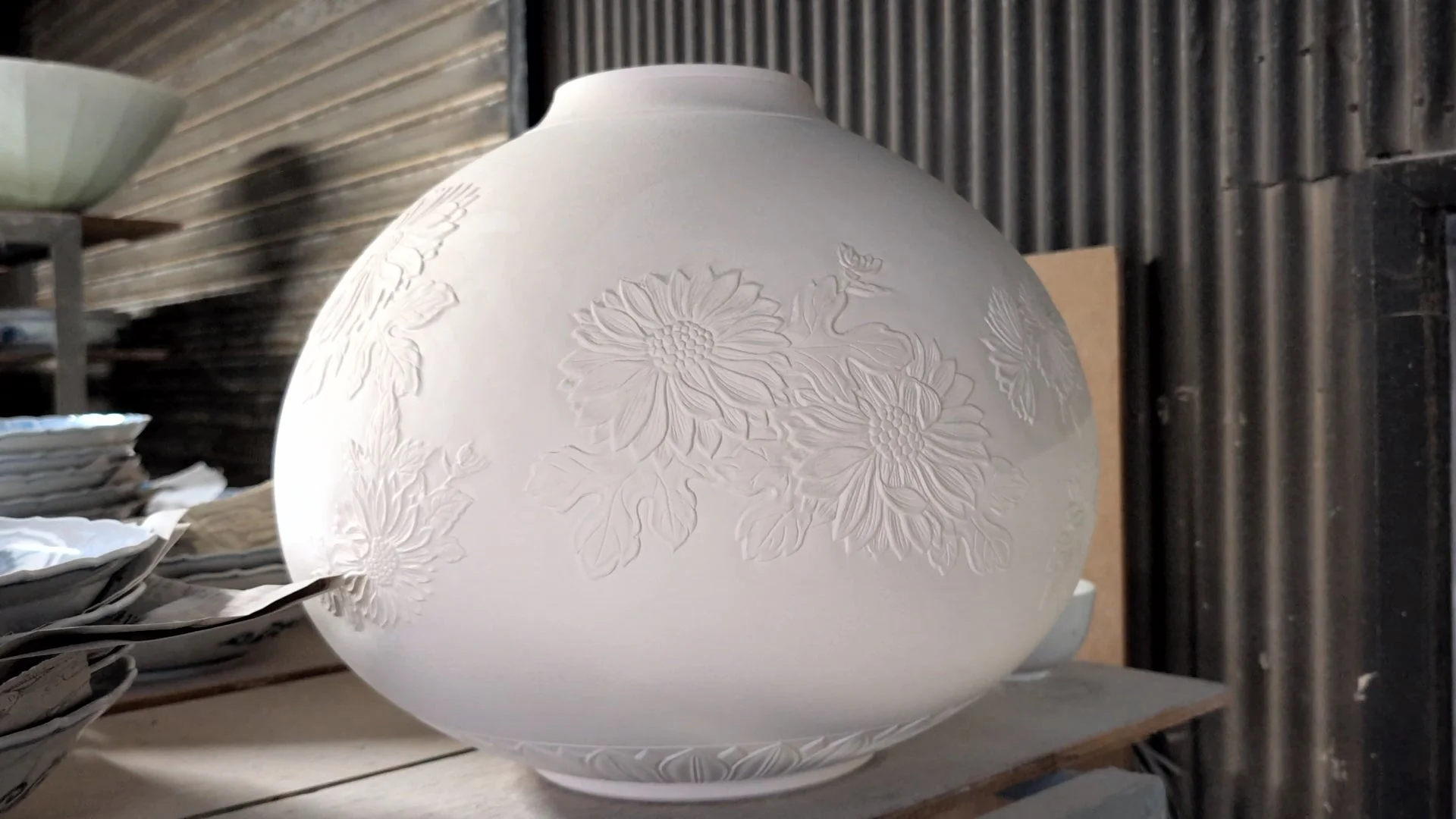 菊の花の彫刻が施された花瓶