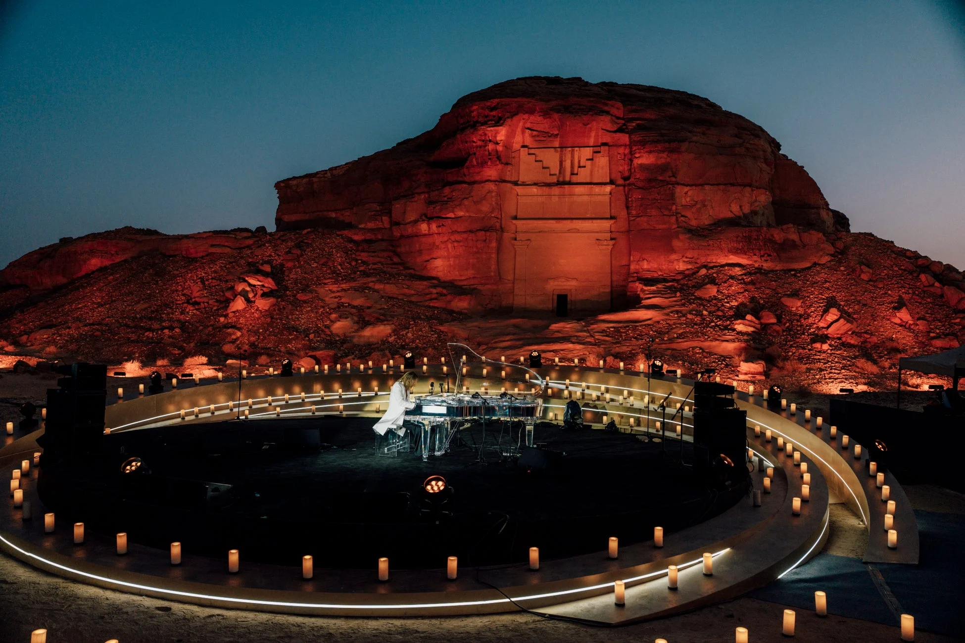 キャンドルが彩るへグラでのYOSHIKIさんの演奏