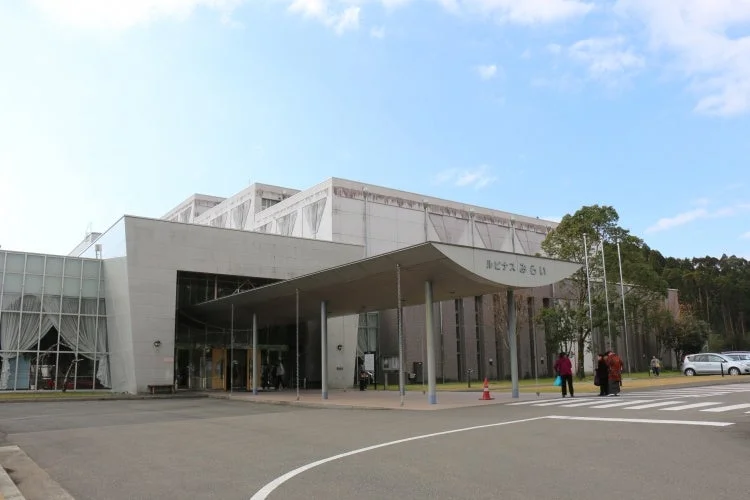 建物、施設、エントランス、駐車場、屋外、晴れ、ルピナスみらい、公共施設、現代建築