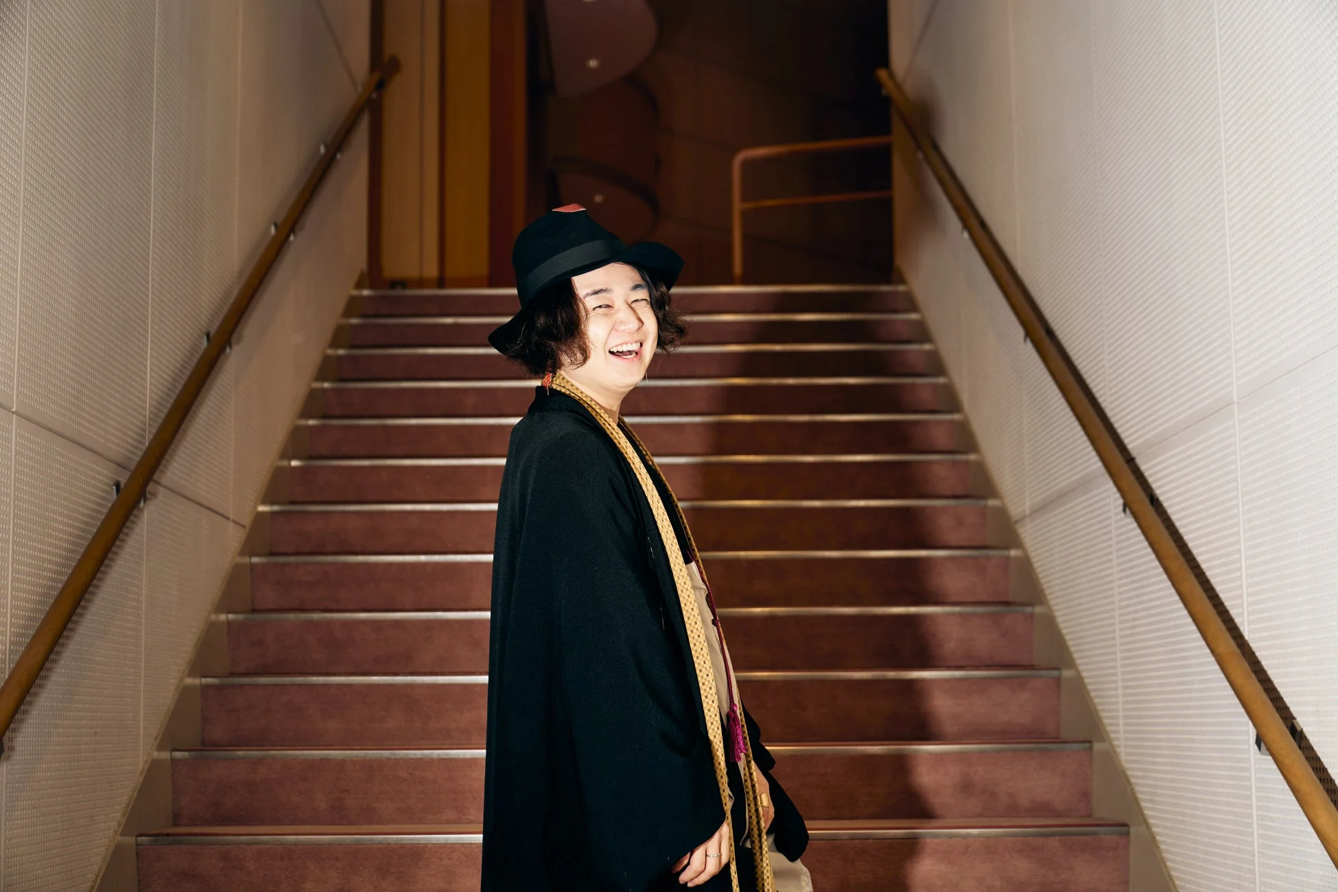 男性,笑顔,帽子,和装,階段,室内,ポートレート,ハット,黒