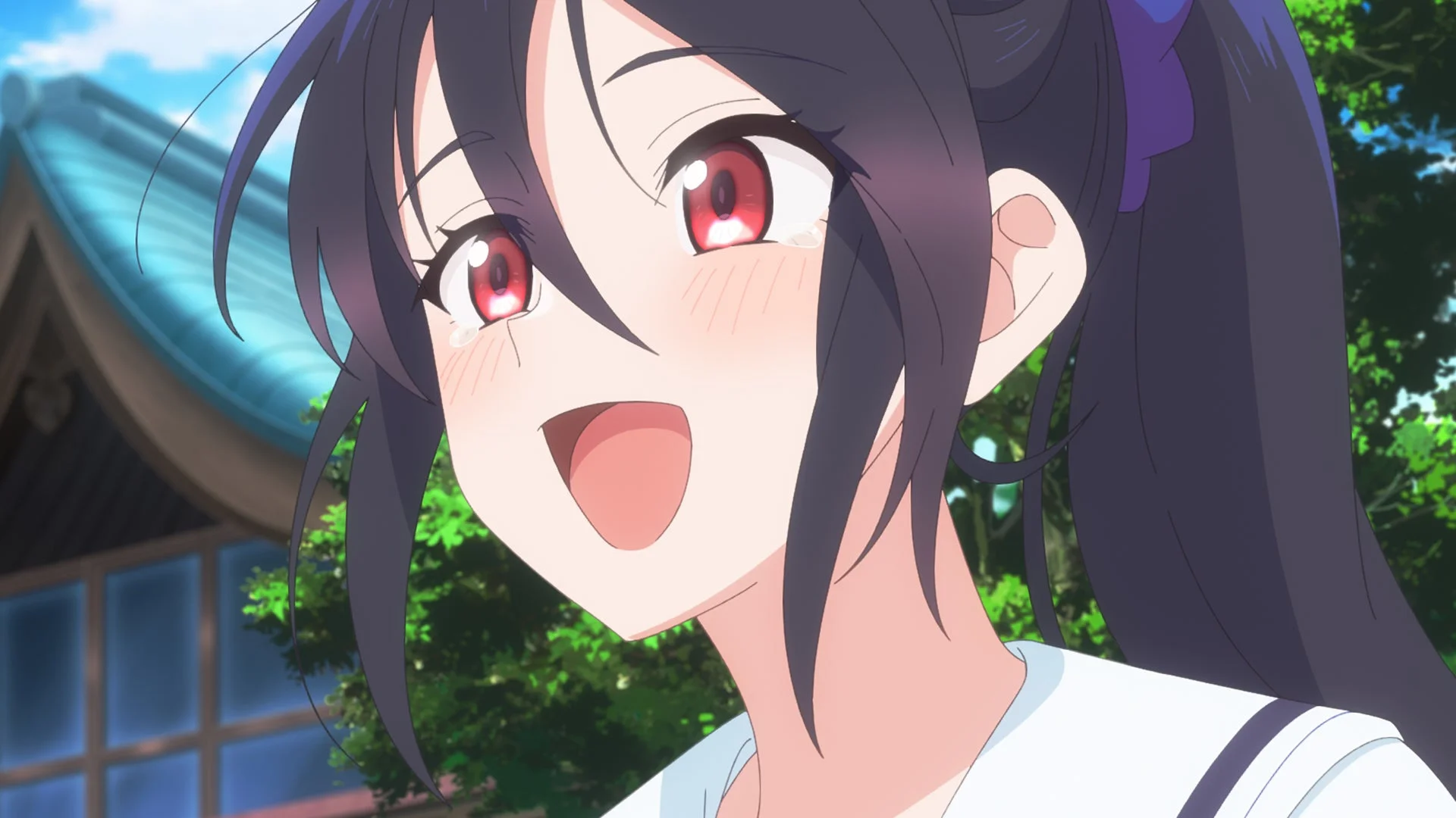 紺色の髪の少女の笑顔