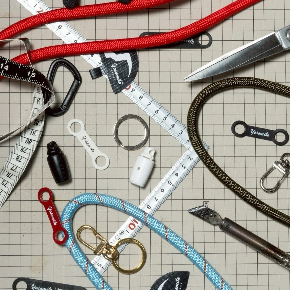 様々な色のロープとストラップのパーツ