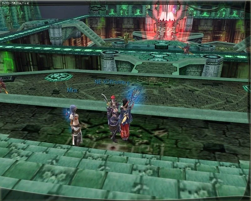 緑色の石造りの構造物と赤い光を放つオブジェクトが特徴的なMMORPGのゲーム画面