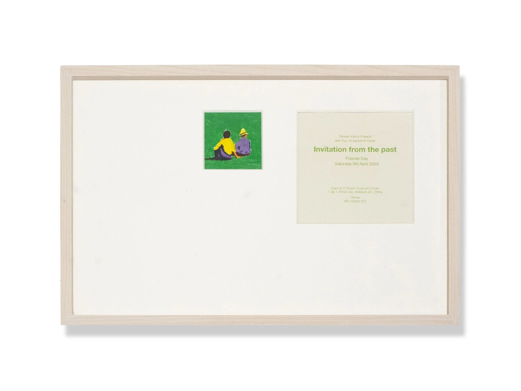 木製の額縁に収められたアート作品と招待状