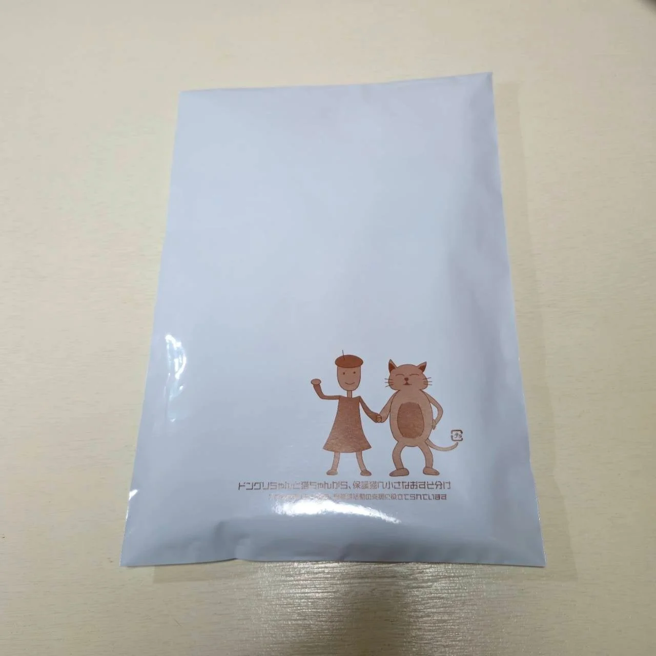 宅配袋とキャラクターのパッケージ