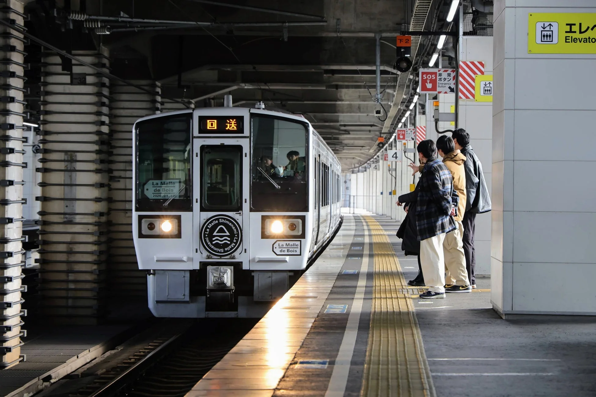駅に停車中の観光列車「La Malle de Bois」