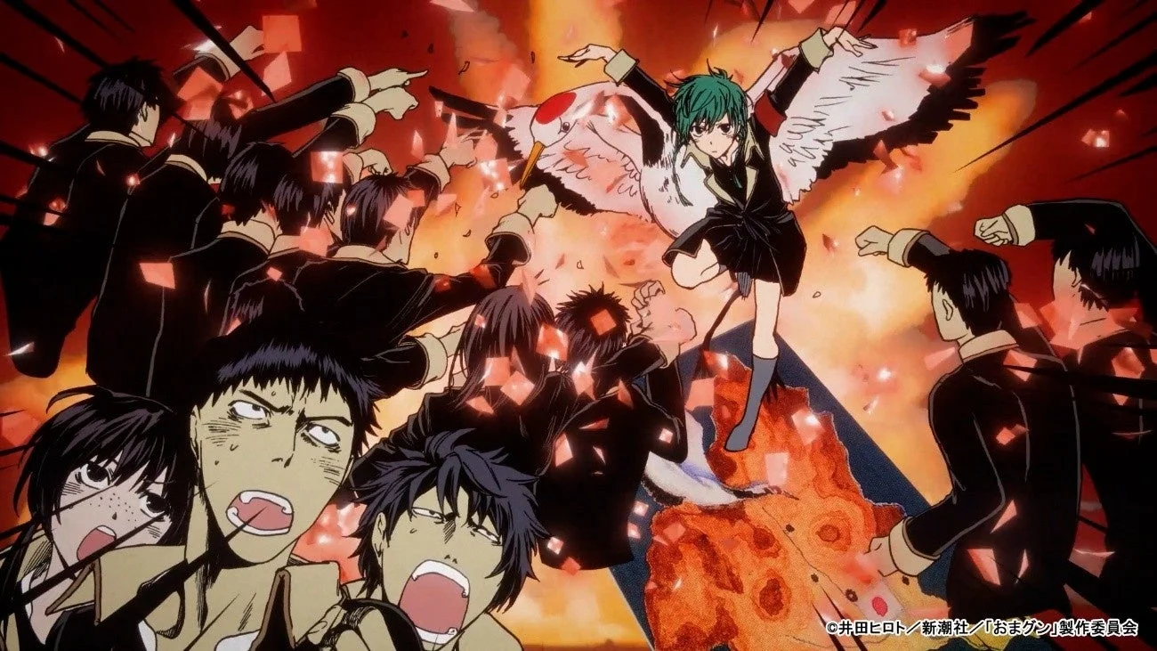 緑色の髪と白い翼を持つ少年が、巨大な鶴と共に周囲の人物たちを圧倒しているアニメーションのワンシーン。赤い破片が飛び散る中で、制服姿の群衆が驚愕や恐怖の表情を浮かべており、激しい衝突や超常的な力の行使が描かれています。