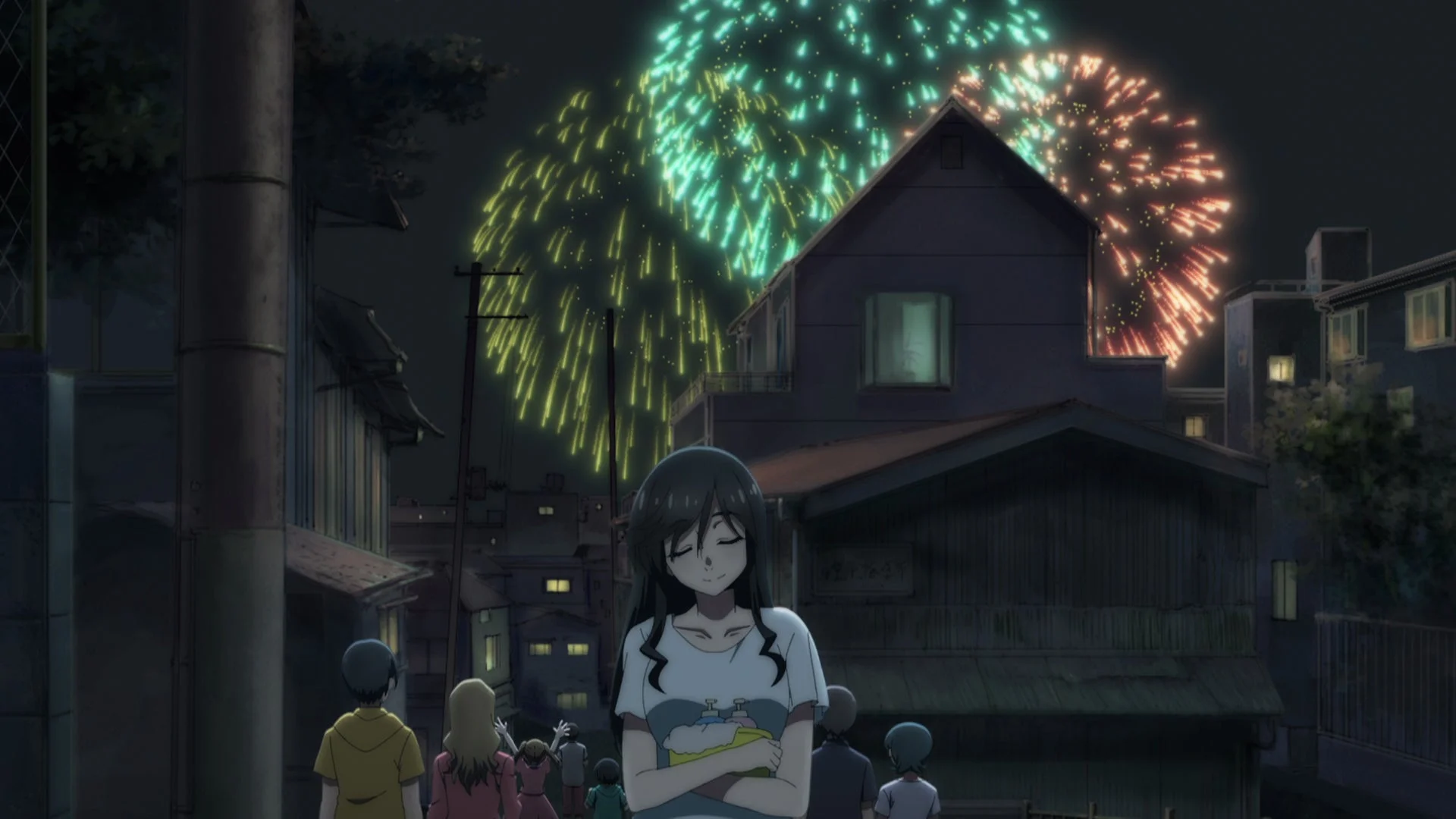 熱海の夜空に咲く花火のアニメシーン