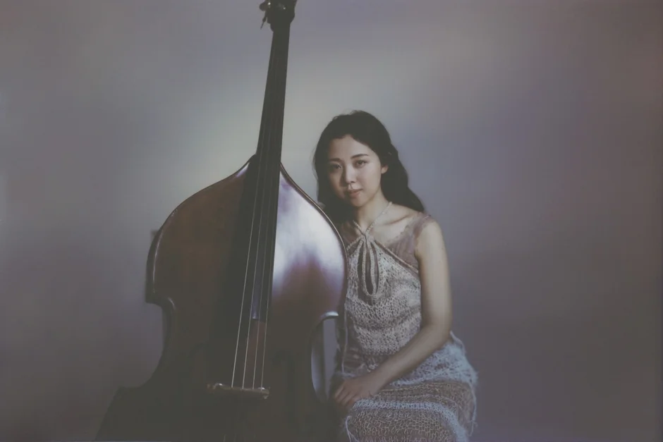 コントラバスの隣に座る石川紅奈氏