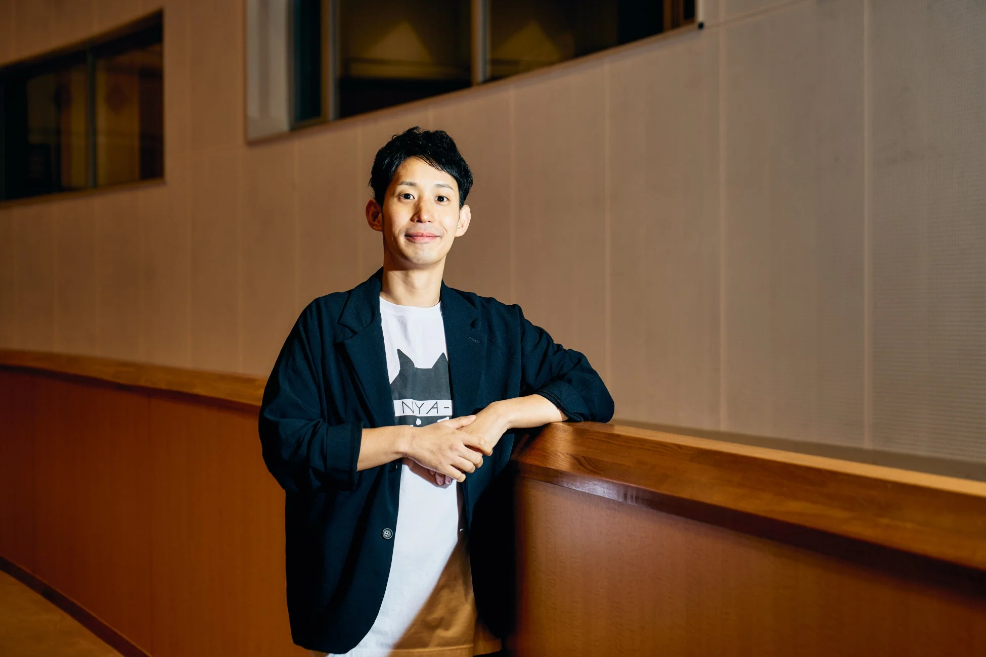 男性,日本人,ポートレート,笑顔,カジュアル,ジャケット,Tシャツ,室内,木目,ファッション,ビジネス