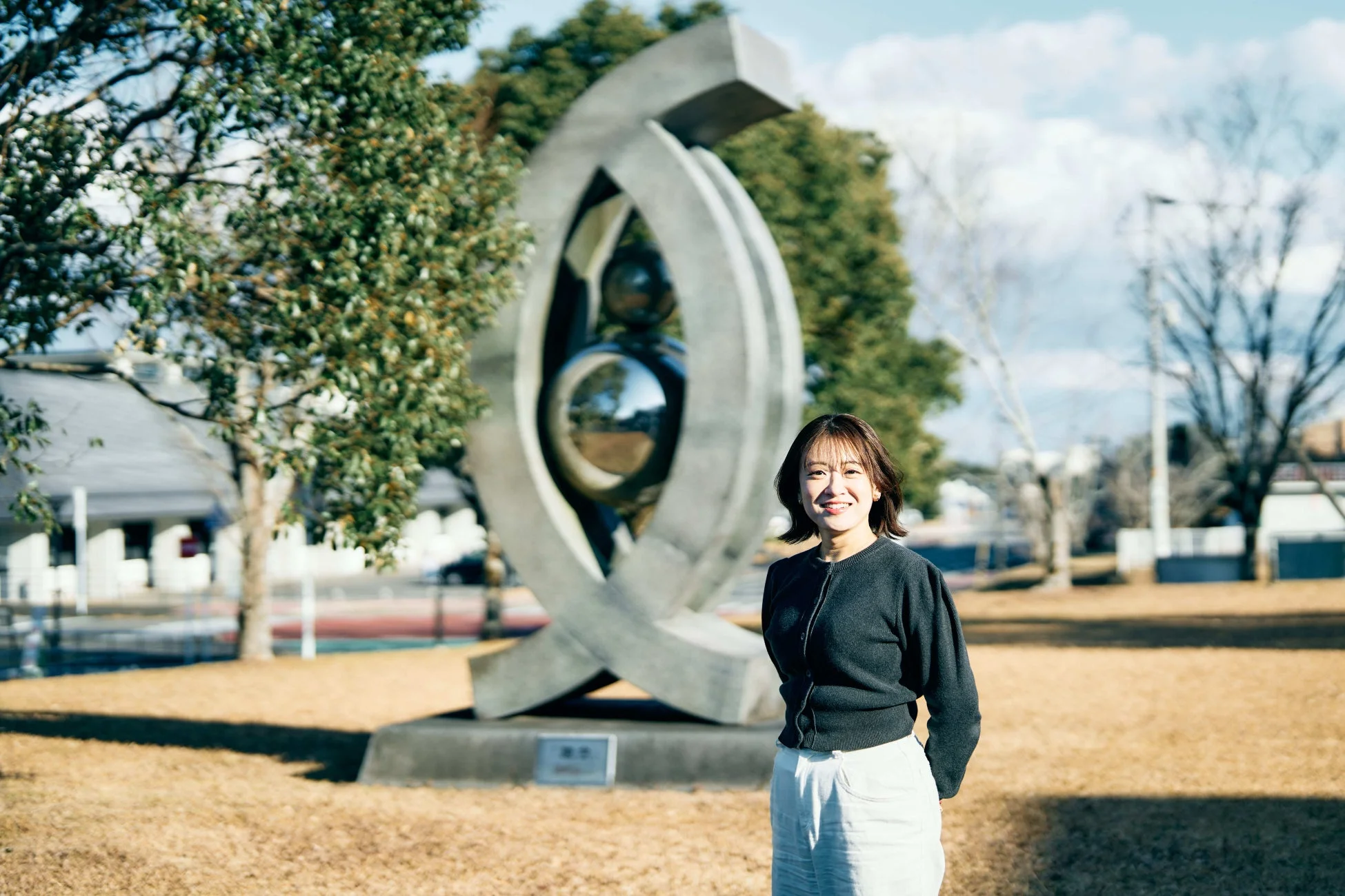 女性,笑顔,屋外,彫刻,公園,晴れ,日中,短髪,カジュアル,アート,キャンパス,ポートレート