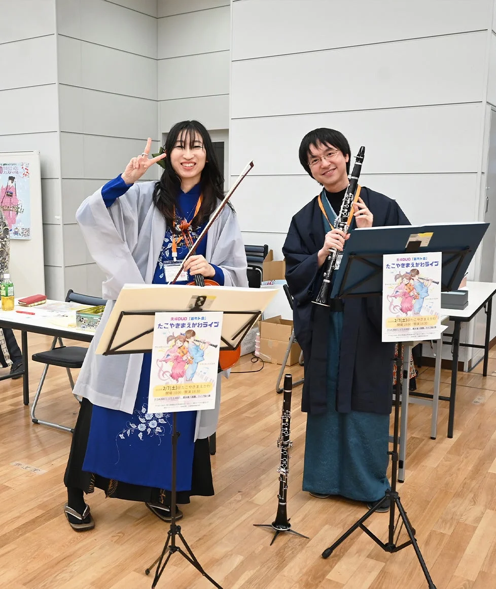 和装の音楽デュオ「音遊人」の演奏風景
