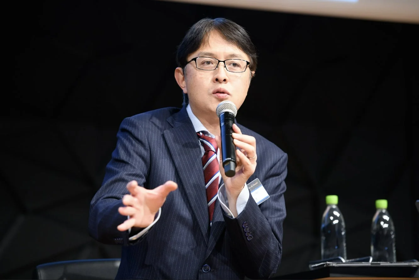 マイクを持ち話す男性