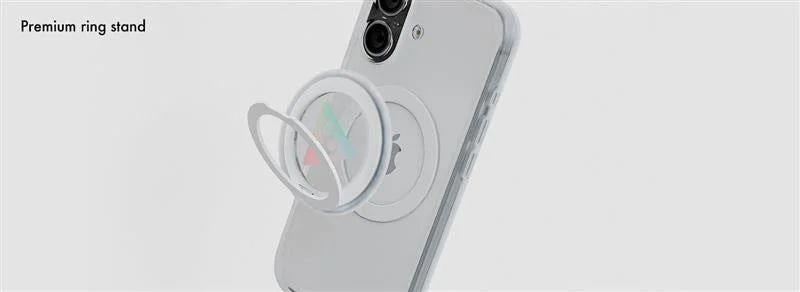 白い背景に、クリアケースを装着したスマートフォンにマグネット式のプレミアムリングスタンドが取り付けられている様子。