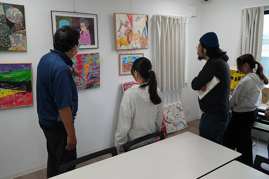 ギャラリーで作品を鑑賞する人々