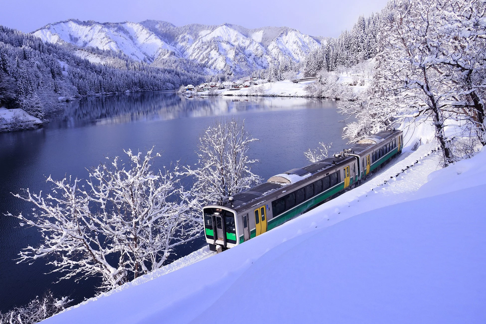 雪景色の中を走る列車