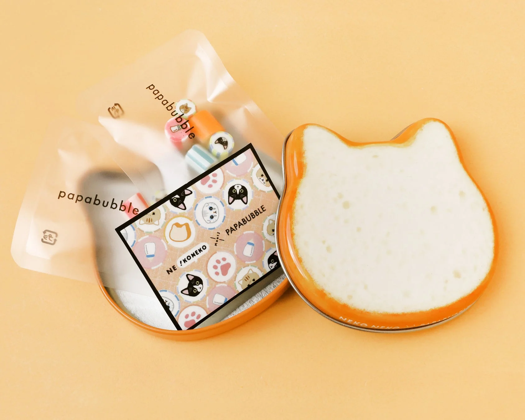 猫の顔型缶に入ったパパブブレの猫柄キャンディと、猫の耳がついたパン型缶のセット。