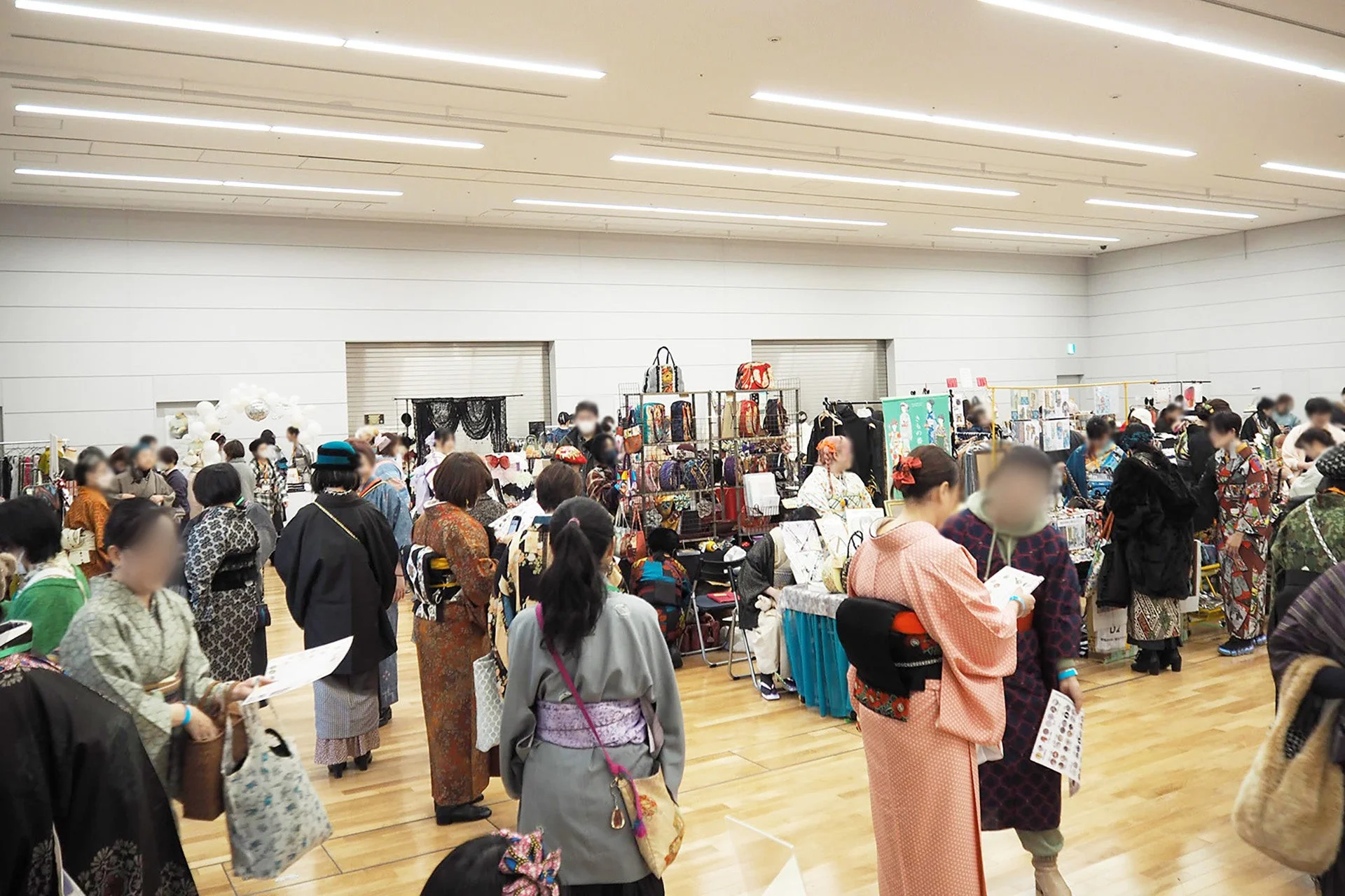 多くの来場者で賑わうイベント会場