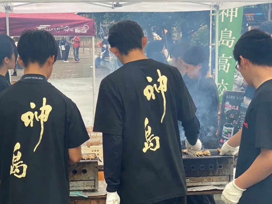 梅やきとりを焼く生徒たち