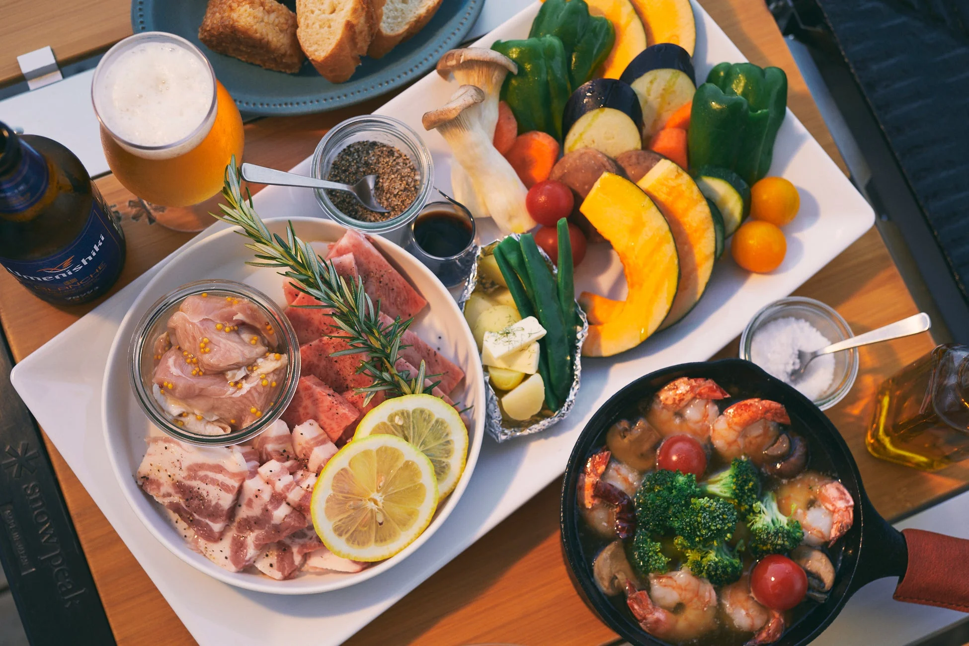 アウトドアでの豪華な食事