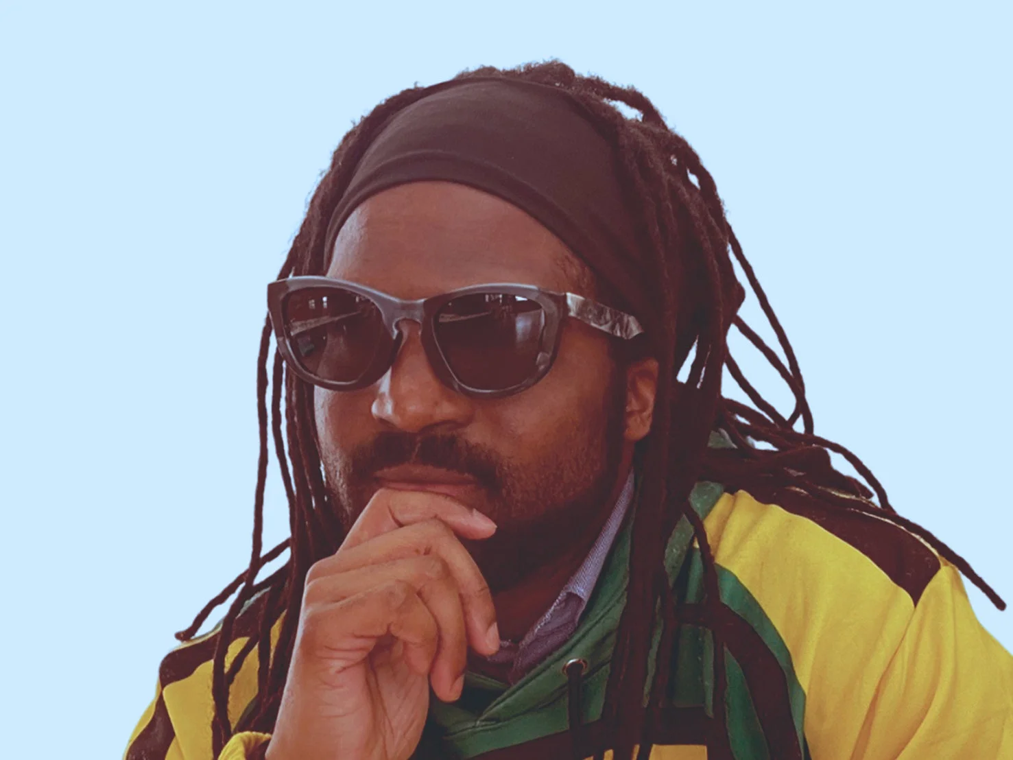 ドレッドヘアの男性がサングラスを着用