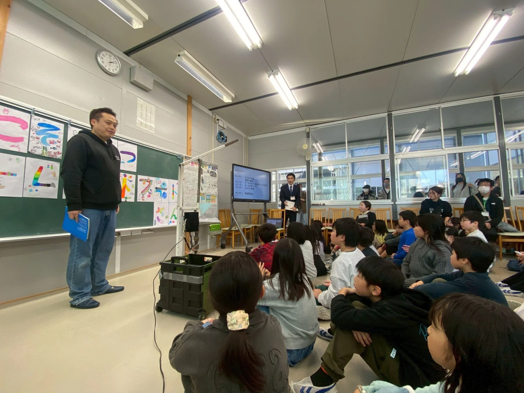 教室で授業を聞く児童たち