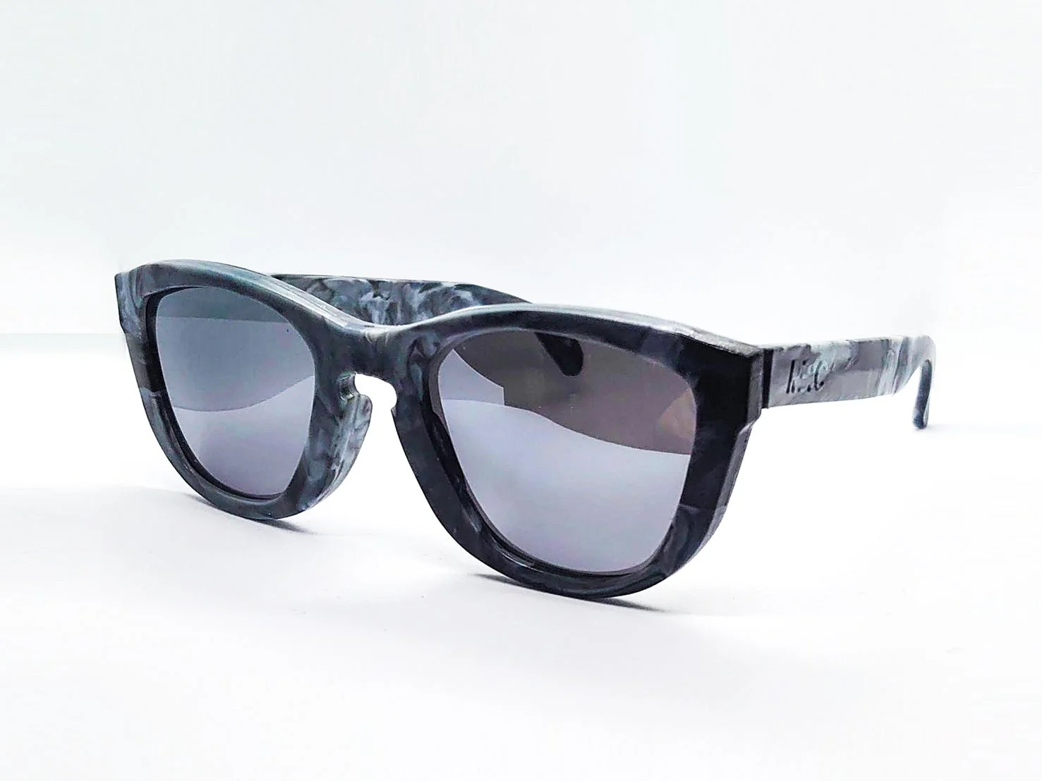 黒とグレーのマーブル模様のサングラス