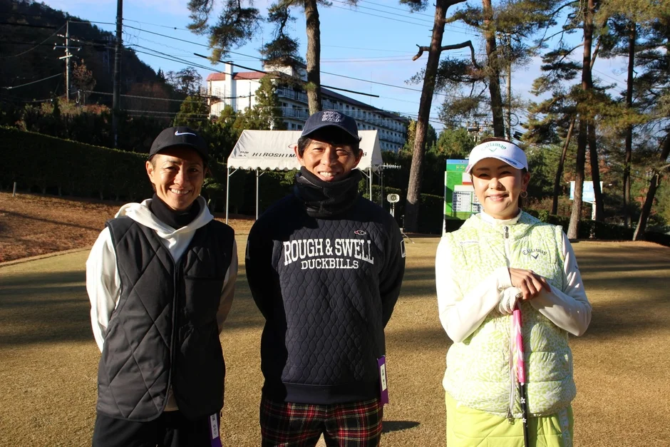 ゴルフコースで笑顔を見せる3人のゴルファー