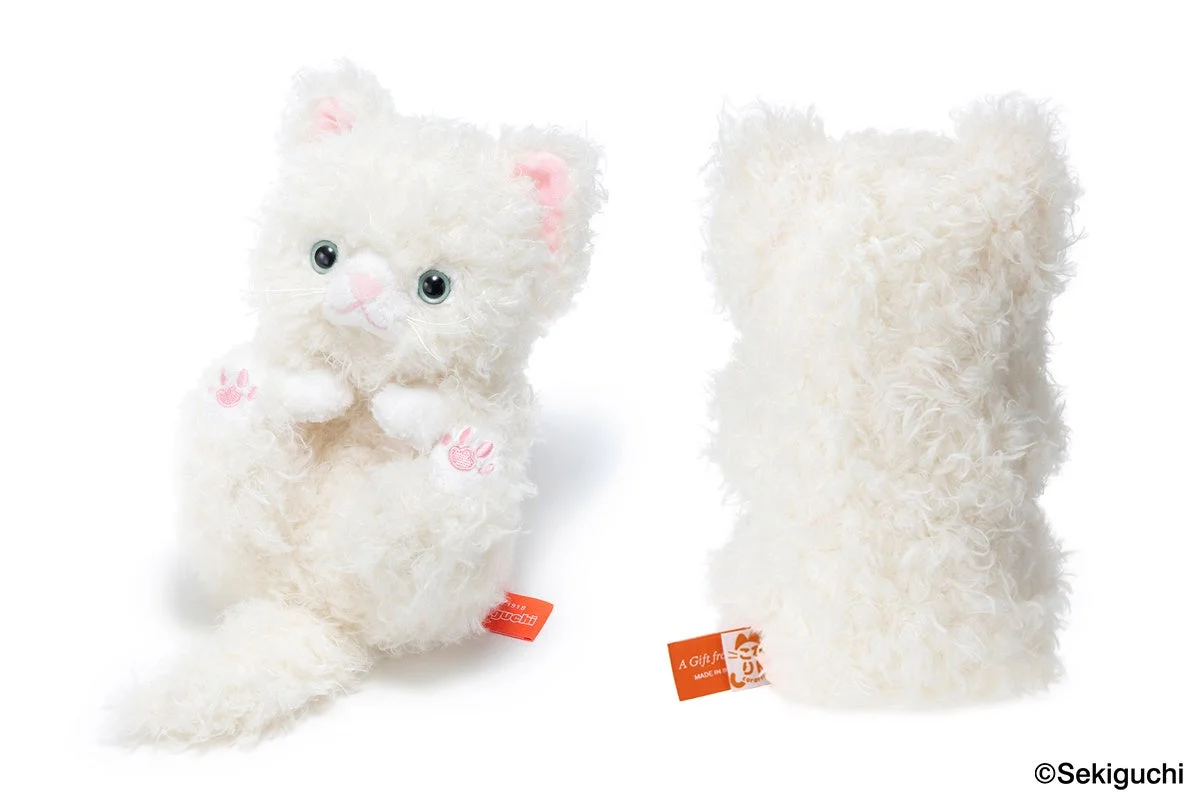 白くてふわふわとした毛並みの猫のぬいぐるみの正面と背面