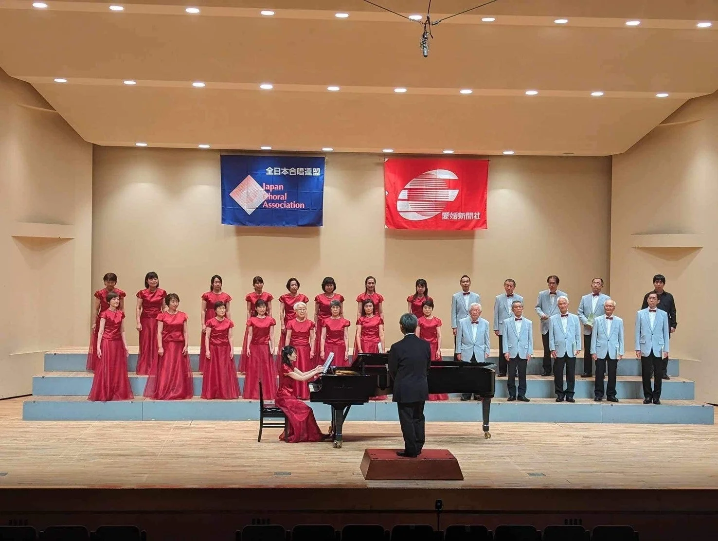 合唱団のパフォーマンス