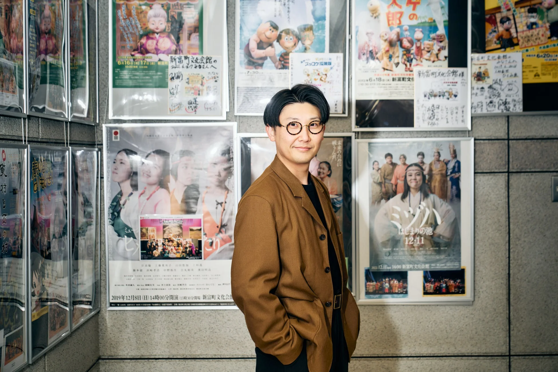 男性,ポートレート,笑顔,眼鏡,ジャケット,ポスター,文化施設,イベント告知,屋内