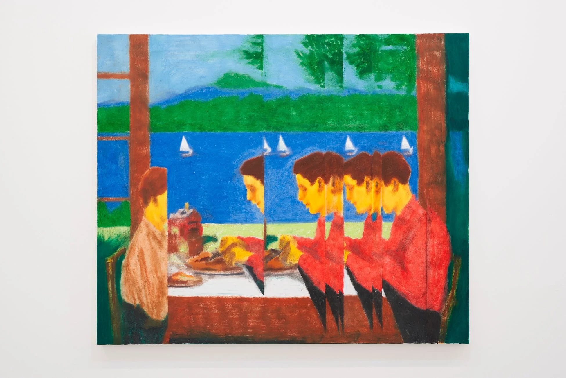 窓の外にヨットが浮かぶ湖の風景が広がる室内で食卓を囲む絵画