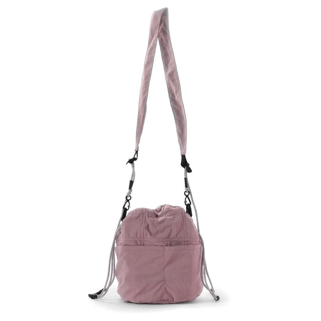 ピンク色の巾着型ショルダーバッグ