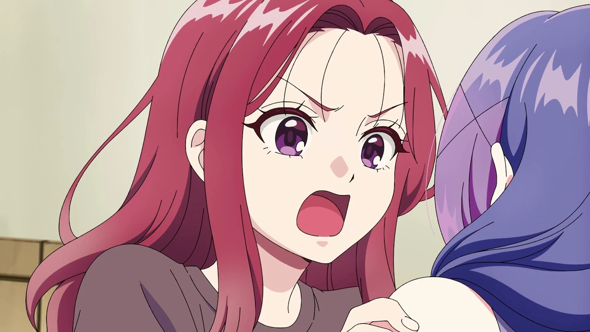 驚きと怒りの表情を見せるあかね