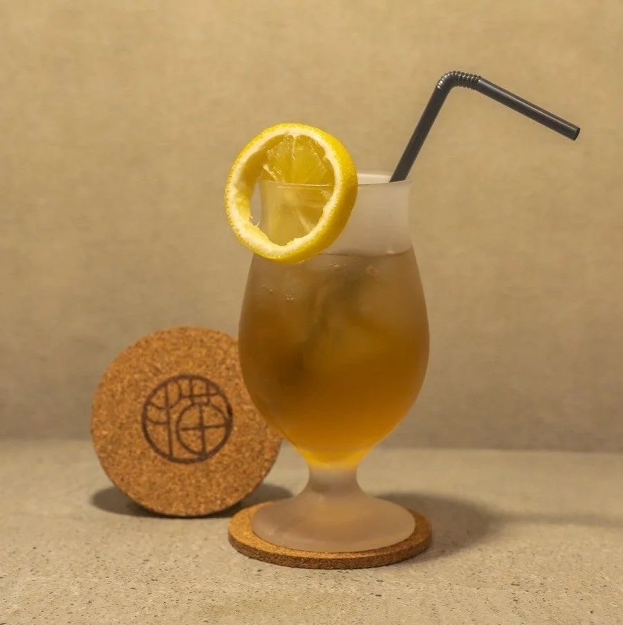 レモンスライスが添えられた冷たい飲み物