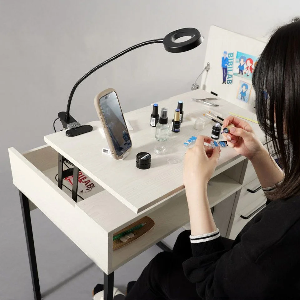 セルフネイルデスクで手元作業