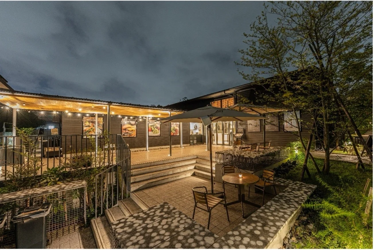 町田薬師池公園 四季彩の杜 西園のカフェ・レストラン「44APARTMENT 薬師池店」の夜の様子