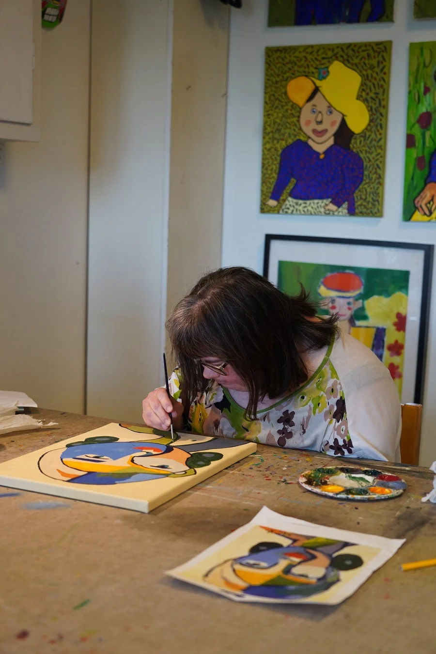 絵画制作中の女性