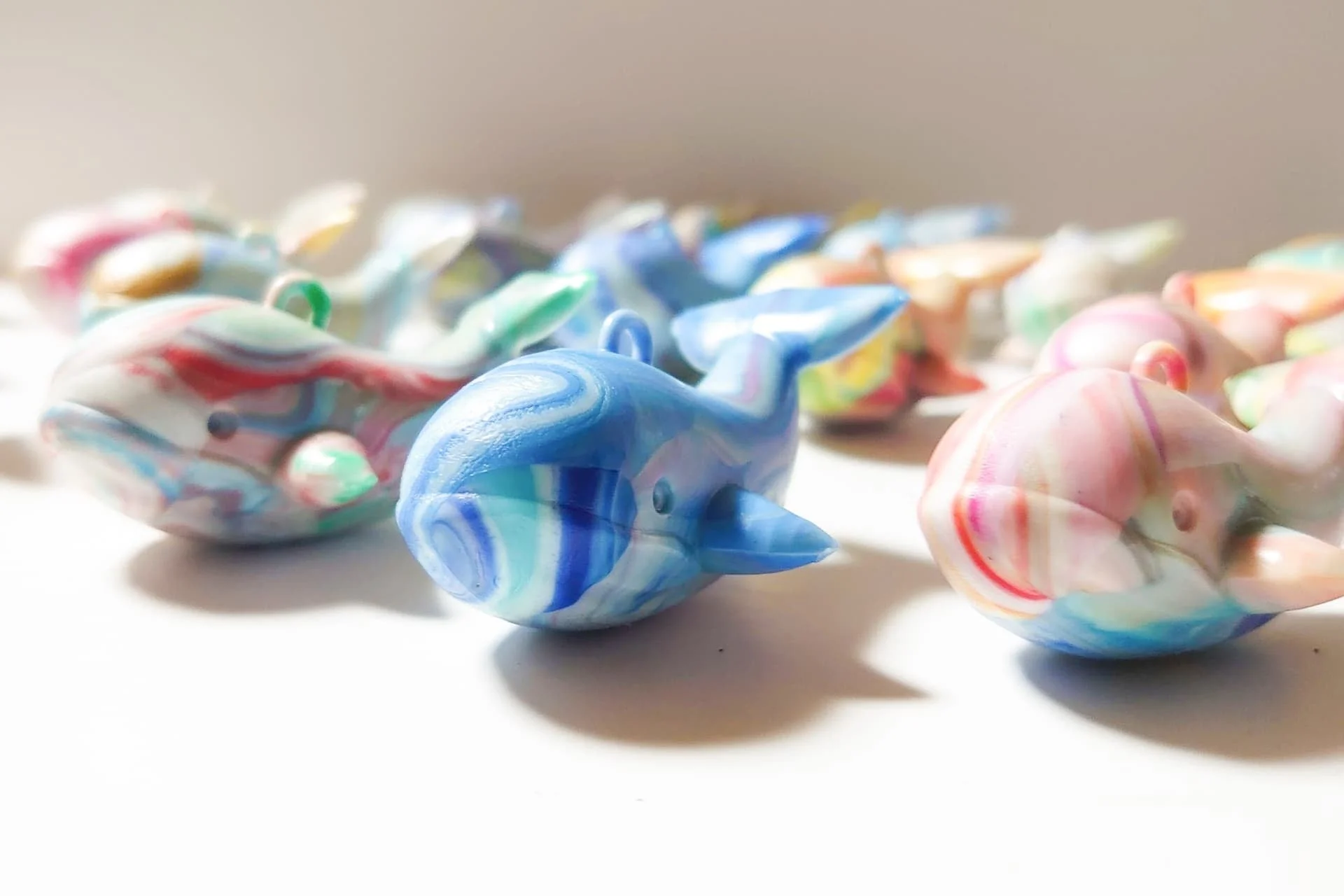 パステルカラーのマーブル模様が美しいクジラの形をしたチャーム