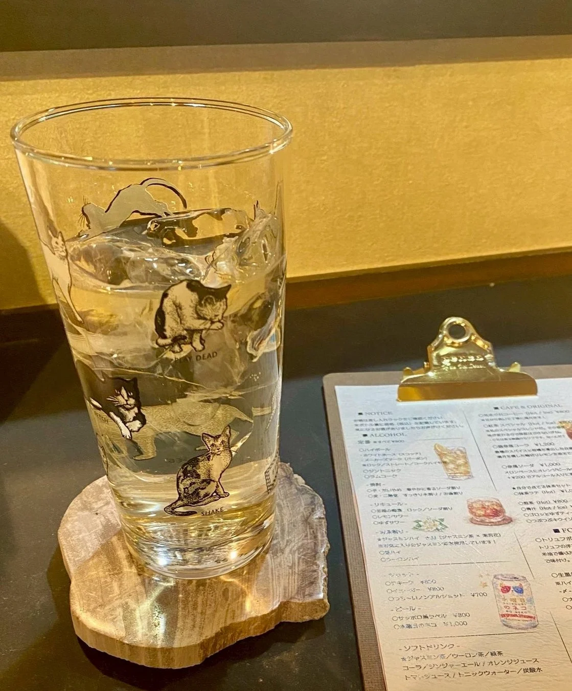 猫のイラストが描かれたグラスとドリンクメニュー