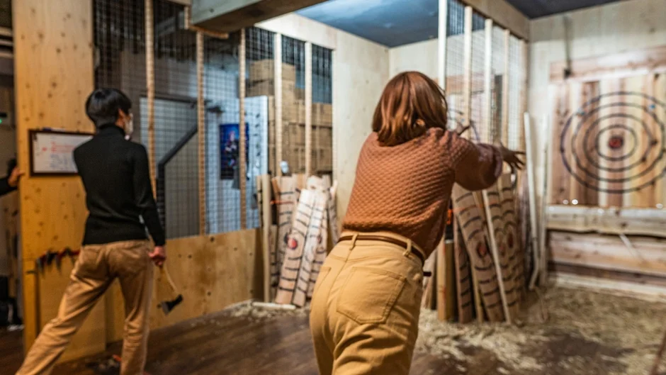 斧投げを楽しむ人々