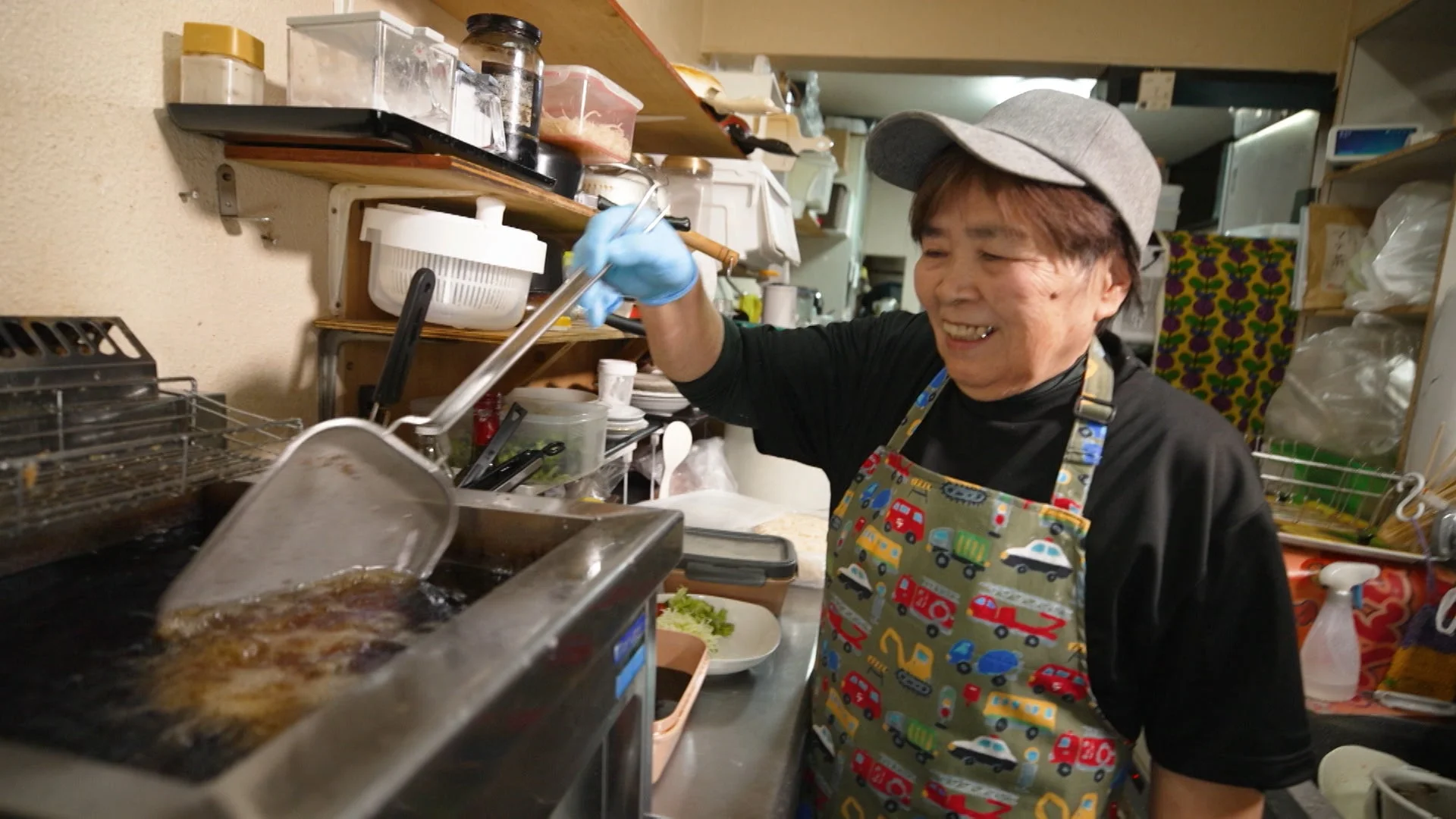 厨房で調理する女性