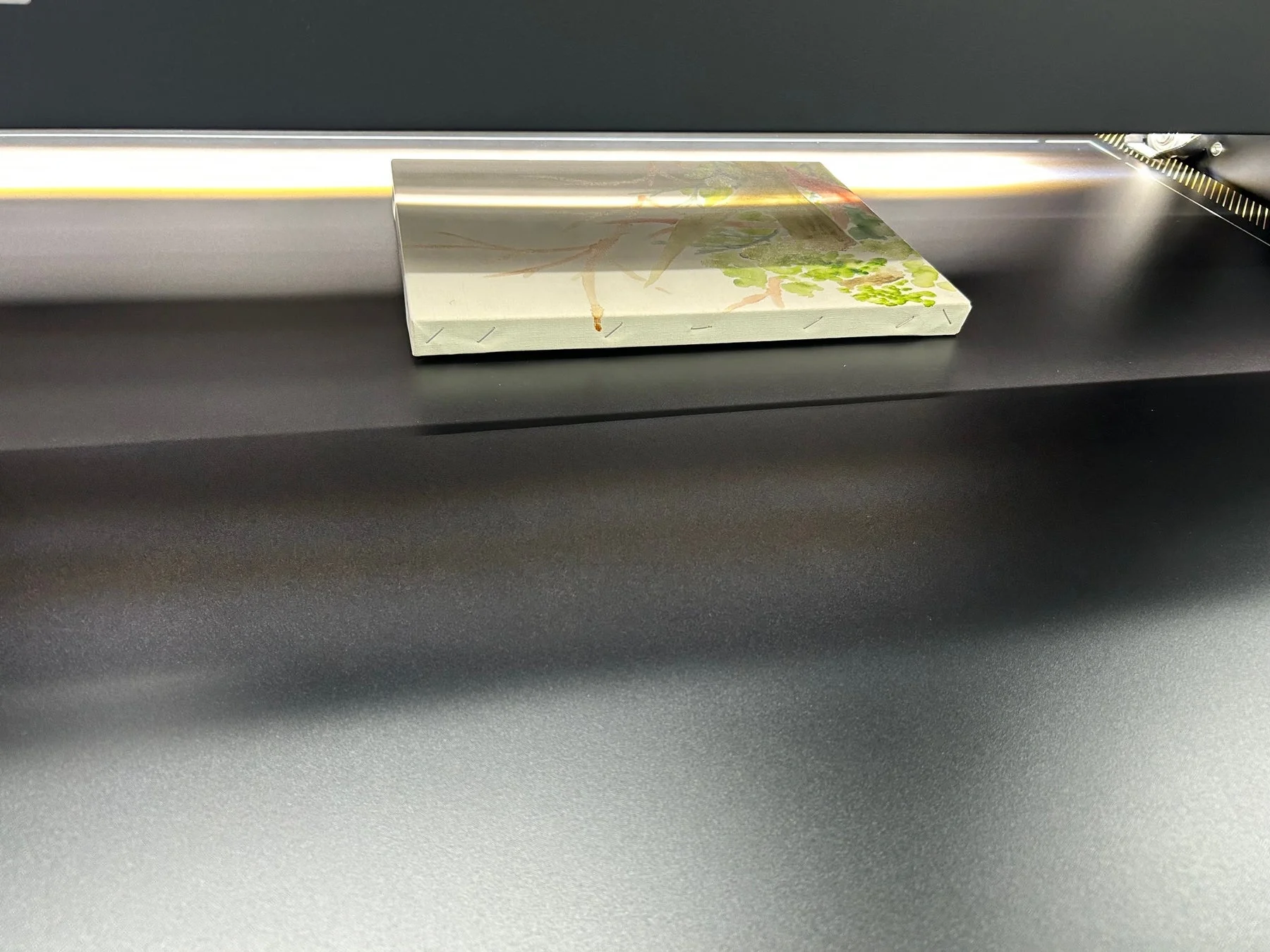 スキャンされる抽象画