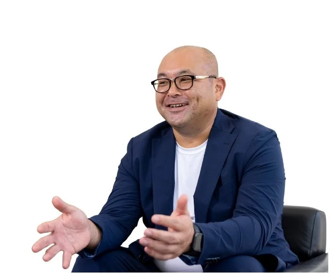 笑顔で話す男性（株式会社雑談会議 代表取締役 齋藤 孝志氏）