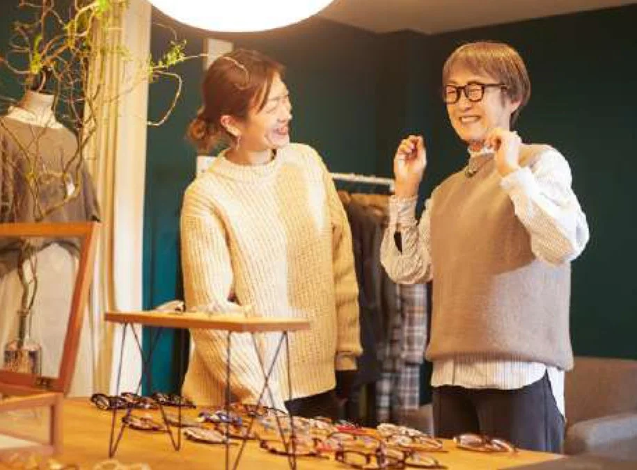 眼鏡を選ぶ顧客と店員