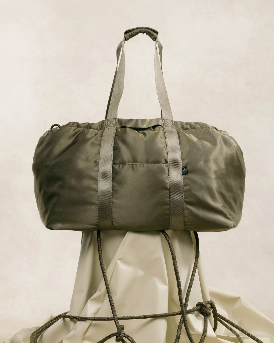 オリーブグリーンのダッフルバッグ