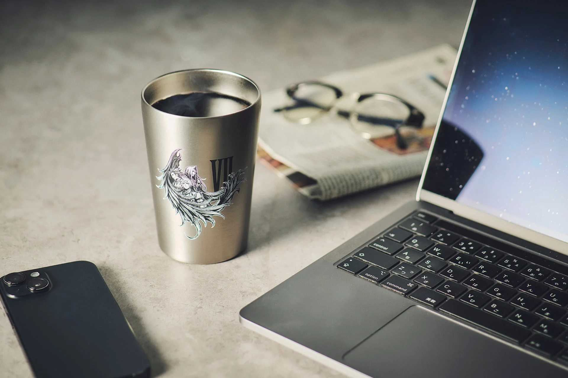 コーヒー,マグカップ,ファイナルファンタジーVII,FFVII,ノートパソコン,スマホ,新聞,眼鏡,デスク,ワークスペース,テレワーク,ゲームグッズ,ドリンク,テクノロジー,静物