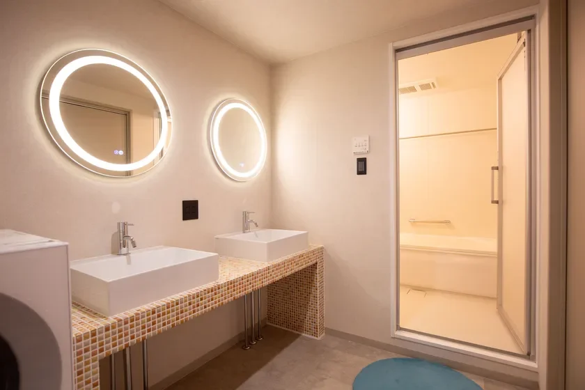 モダンで清潔感のあるバスルーム