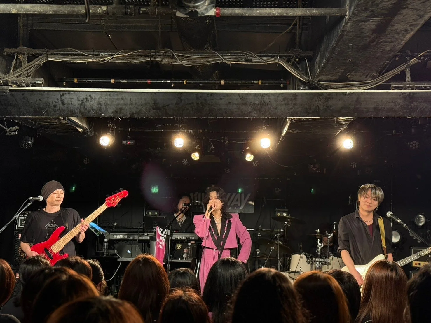 ライブステージのバンドと観客